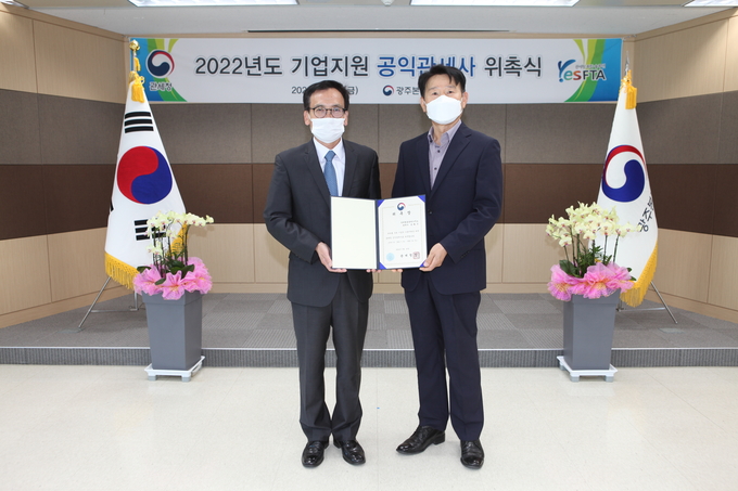 정승환 광주본부세관장(왼쪽)이 위촉장을 수여하고 있다.