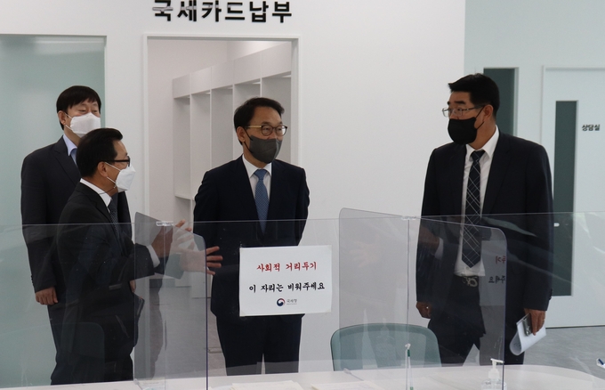 김재철(오른쪽 두번째) 중부청장이 종합소득세 신고기간을 맞아 지난 26일 동수원세무서 신고도움창구 현황을 점검하고 있다.