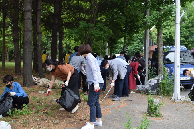 이판식 광주청장을 비롯한 직원 200여명은 청사 인근 공원 주변에 방치된 쓰레기, 오물 등을 수거하며 환경 보호에 나섰다. 