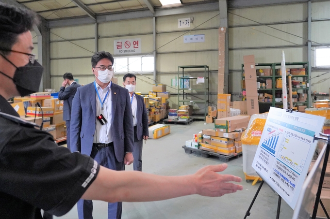 윤태식<왼쪽 두번째> 관세청장이 인천항 해상특송장을 방문해 해상특송화물 현황을 점검하고 있다.