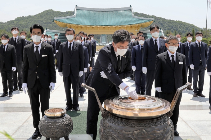 윤태식 관세청장과 간부진들이 대전 국립현충원에서 분향하고 있다.