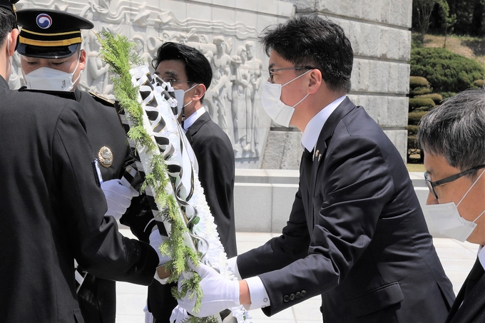 윤태식 관세청장이 2일 대전 국립현충원을 찾아 헌화하고 있다.