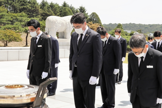윤태식 관세청장과 간부진들이 대전 국립현충원에서 참배하고 있다.