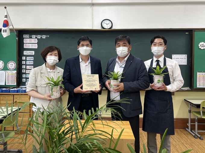 (왼쪽부터) 황미영 청룡초 교감, 김명철 교장, 강진구 금호타이어 경영지원팀장, 김형수 트리플래닛 대표가 교실숲 조성을 기념해 사진촬영을 하고 있다.