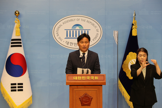 김영진 의원이 기자회견에서 성명서를 발표하고 있다<사진=의원실>. 