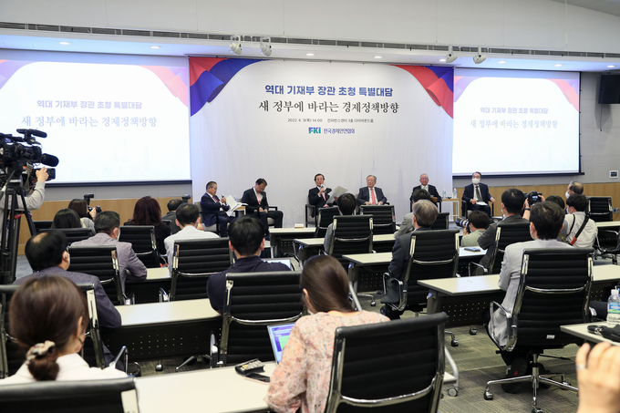 전국경제인연합회는 9일 회관 컨퍼런스센터에서 역대 기재부 장관 초청 ‘새 정부에 바라는 경제정책방향’ 특별대담을 개최했다.