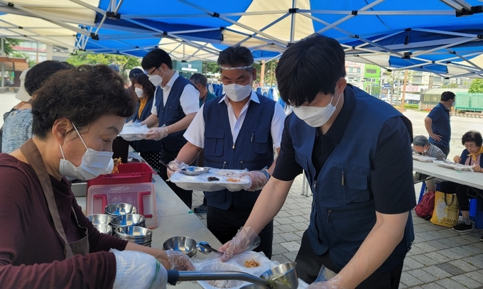 인천지방국세청 직원들이 인천 부평역에서 열린 '사랑의 빨간 밥차' 자원봉사활동에 참여하고 있다.