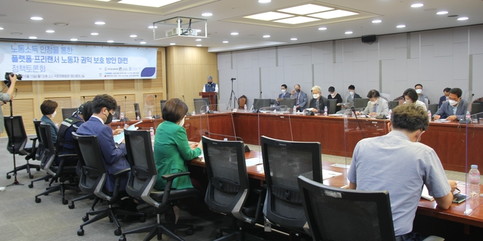 구재이 세무사는 13일 ’플랫폼·프리랜서 노동자 권익 보호방안 마련 정책토론회‘에서 신산업영역으로의 분류를 통한 과세체계 개편 등 개선방안을 주장했다.(사진=김주영의원실)