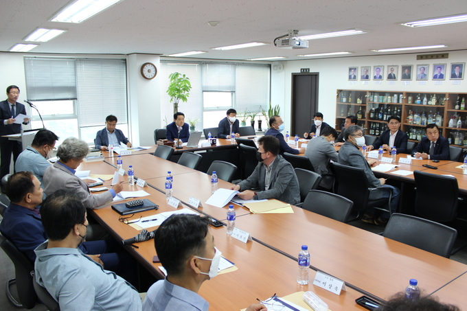 수도권 4개 주류협회 모임인 수도권주류유통정상화위원회는 지난 13일 서울주류협회 회의실에서 파업사태의 대응책과 제품수급 방안을 위한 간담회를 개최했다.