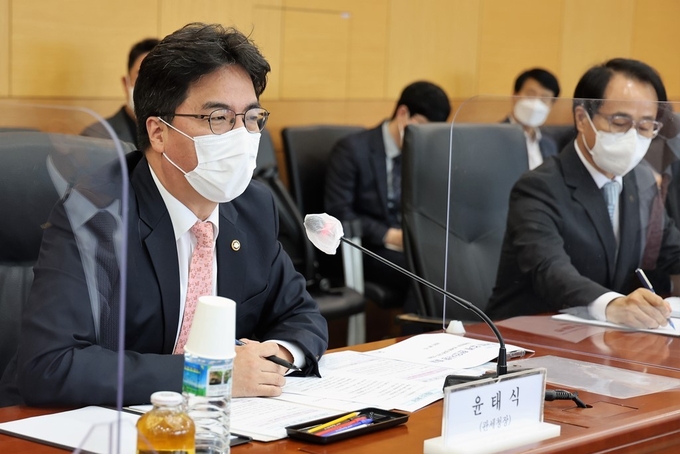 윤태식(왼쪽) 관세청장이 15일 서울세관에서 개최된 면세점 업계 CEO 간담회에서 인사말을 하고 있다.