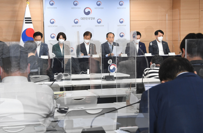 추경호 부총리 겸 기획재정부 장관이 정부서울청사에서 새정부 경제정책방향 관계부처 합동브리핑에 참석해 발표문을 낭독하고 있다<왼쪽부터 조규홍 복지부 차관, 이영 중기부 장관, 이정식 고용부 장관, 추경호 부총리, 원희룡 국토부 장관, 장영진 산업부 차관>사진=기재부.