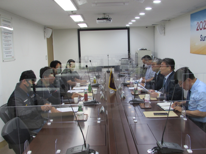 한국종합주류도매업중앙회는 16일 회의실에서 화물연대 대전본부 하이트진로지부 측과 간담회를 가졌다. 