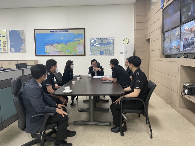 정승환<오른쪽 세번째> 광주세관장은 군산항만 주감시소를 방문해 항만에서 불법행위 차단을 위해 노력하는 직원들을 격려했다.