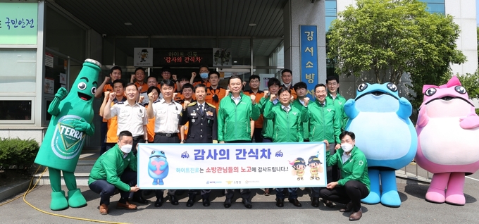 김인규 하이트진로 대표(앞줄 오른쪽 세번째), 강호정 강서소방서장(앞줄 왼쪽 세번째)을 포함한 관계자들이 지난 17일 부산 강서소방서에서 ‘2022 감사의 간식차’ 행사를 진행했다.
