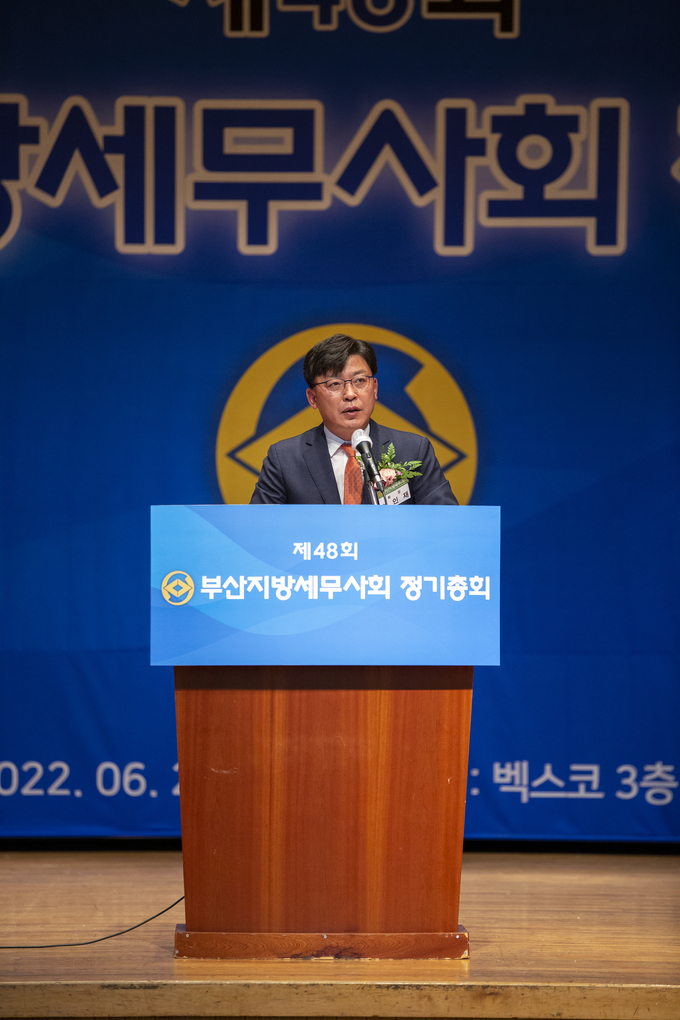 황인재 회장이 정기총회에서 인사말을 하고 있다. 