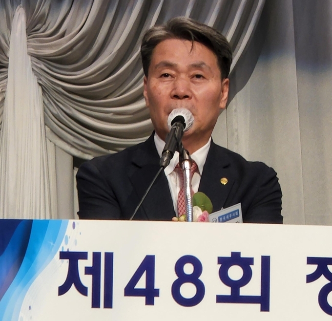 정구정 전 한국세무사회장이 축사를 하고 있다.