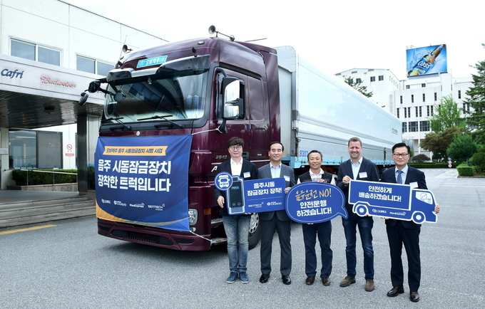 오비맥주 이천공장에서 음주운전방지장치 시범사업을 시작하며 음주운전방지장치를 설치한 트럭 앞에서 기념사진을 찍고 있다. (왼쪽부터 센텍코리아 유도준 대표, 도로교통공단 이주민 이사장, 화물차주 오비맥주 박영길 지부장, 오비맥주 배하준 대표, 한익스프레스 윤영채 상무) <사진=오비맥주>