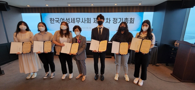 한국여성세무사회는 대학생 6명에 장학금을 전달했다.