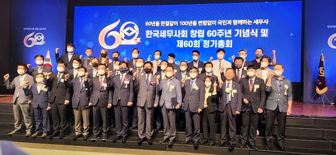 수상자들이 시상식 후 기념촬영하고 있다. 