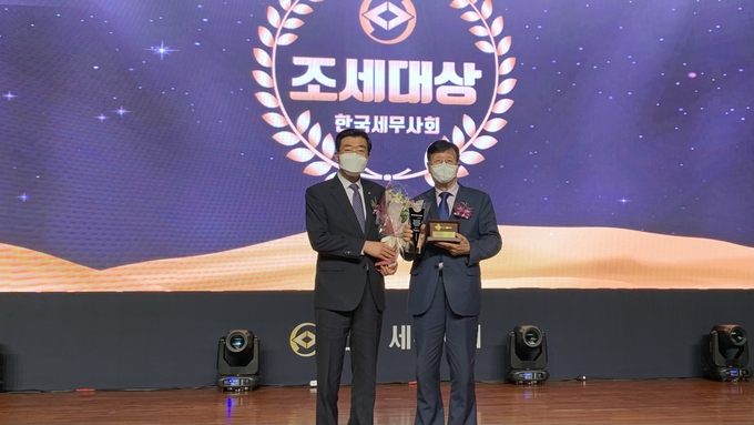 원경희 한국세무사회장이 김완석 교수에게 조세대상을 시상하고 있다. 
