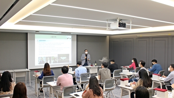 롯데칠성음료는 최근 임직원 18명이 한국 국제 소믈리에 협회로부터 와인 소믈리에 자격을 인증받았다고 밝혔다.