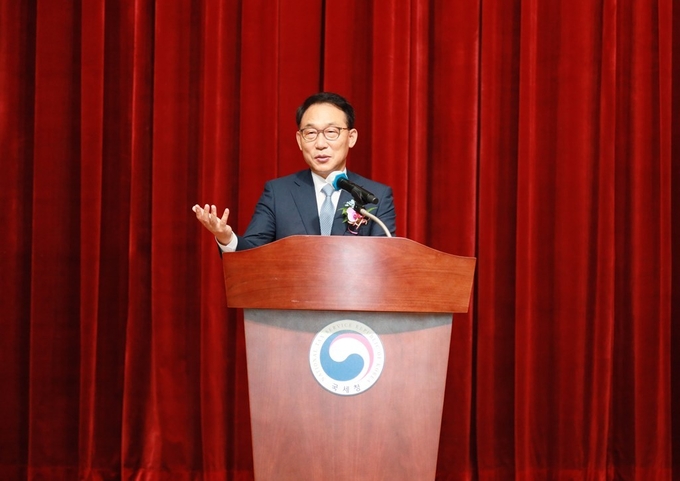 김재철 중부지방국세청장이 8일 퇴임식에서 당부의 말을 전하고 있다.