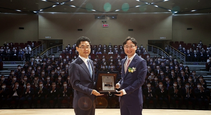 김창기<왼쪽> 국세청장이 임광현 차장에게 재직기념패를 전달하고 있다.