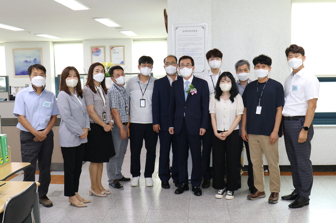 문홍승 여수서장<앞줄 오른쪽 네번째>이 취임식을 마친 후 각 과를 돌며 직원들을 격려하고 있다.