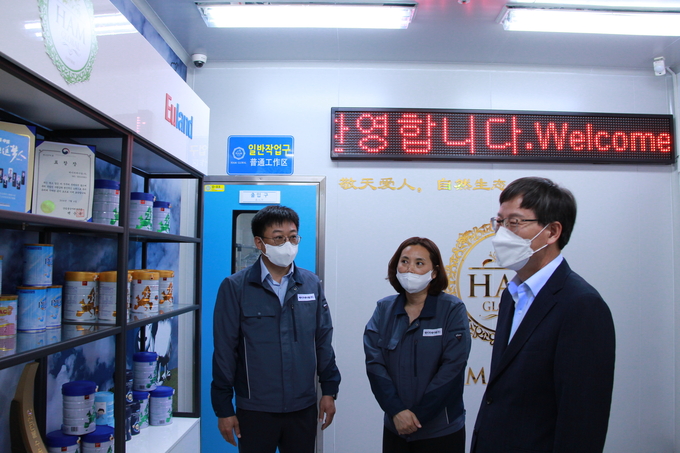 김재식 광양세관장(맨 오른쪽)이 에이치에이엠(주)을 방문해 생산 공정 및 분유 제품을 둘러보고 있다.