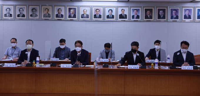 서울지방세무사회와 서울지방국세청은 지난 12일 서울청 회의실에서 부가세 신고 간담회를 가졌다<서울청 간부들이 간담회에서 신고관련 주요 내용을 안내하고 있다>. 