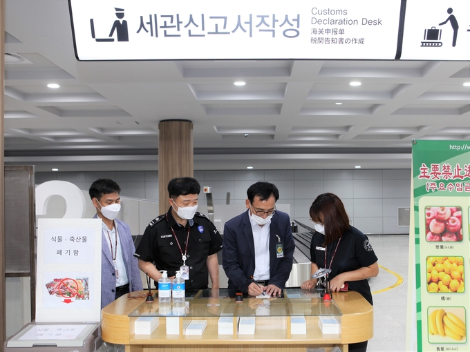 정승환 광주본부세관장<오른쪽 두번째>은 무안국제공항 국제선 재개에 따라 현장점검을 실시했다.