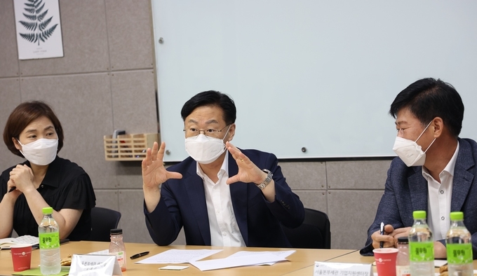성태곤(가운데) 서울본부세관장이 풀무원식품을 현장방문한 가운데 식품업계 건의사항을 청취한 후 지원방안을 설명하고 있다.
