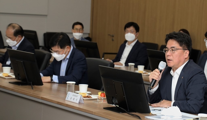 윤태식 관세청장이 15일 삼성전자 화성사업장에서 반도체 수출업체 대표들에게 반도체 수출지원 방안에 대해 설명하고 있다.