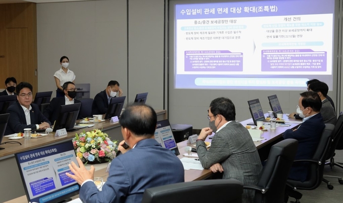 윤택식<왼쪽> 관세청장이 반도체 수출업체 대표들로부터 업계 애로 및 건의사항을 청취하고 있다.