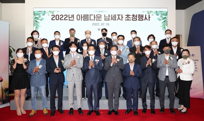 첫째줄 왼쪽부터 서울 에이스치과의원 고은주, 궁민1급 자동차공업사 유경수, 한림 소리샘 보청기 류인정, 케이비오토시스 주식회사 김신완 대표, 김창기 국세청장, 김태호 국세청 차장, 주식회사 온리정보통신 부사장 김상재(김서규 대참), 주식회사 일터인테리어 김철, 주식회사 신우 피앤씨 강성욱 상무이사(김종호 대참), 주식회사 화인테크놀리지 서영옥<사진=국세청>