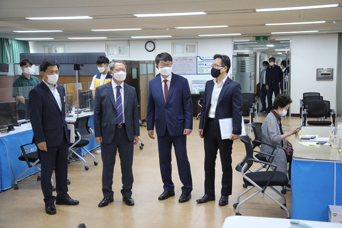 이경열 대전청장(왼쪽 두번째)이 20일 청주세무서 신고창구에서 부가세 신고상황을 점검하고 있다.(사진=대전청)