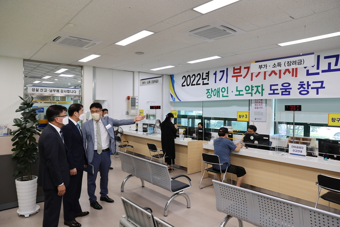 윤영석 광주청장은 부가가치세 확정 신고기간을 맞아 목포세무서를 방문해 신고창구 운영 현황을 점검했다.