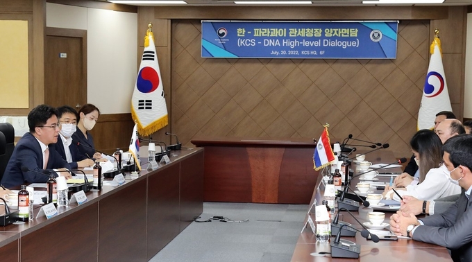 윤태식<왼쪽> 관세청장이 20일 대회의실에서 개최된 한·파라과이 관세청장 양자회담에서 한국의 전자통관시스템에 대해 설명하고 있다.