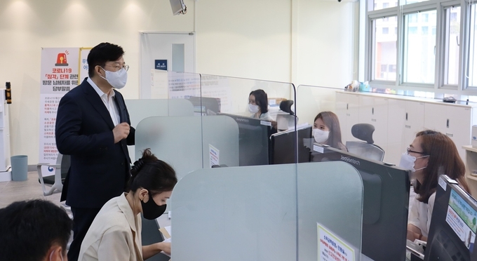 김진현 중부지방국세청장이 20일 동화성세무서를 찾아 부가세 신고창구를 점검하고 있다.