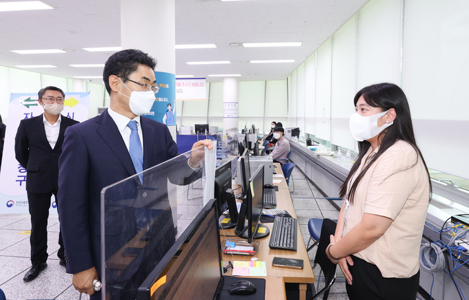 김창기 국세청장(왼쪽)이 천안세무서 부가가치세 신고 현장에 방문해 직원을 격려하고 있다.(사진=국세청)