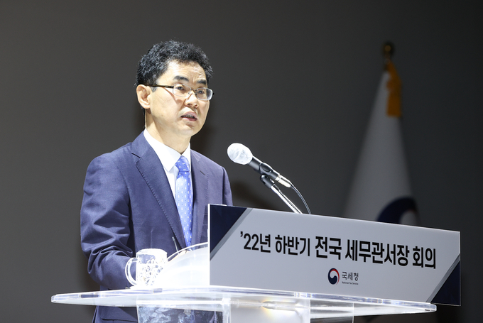 김창기 국세청장은 22일 세종청사에서 열린 하반기 전국 세무관서장회의에서 국세청이 구현해야 할 세정 목표로 ‘국민의 국세청, 신뢰받는 국세행정’을 제시했다.(사진=국세청)