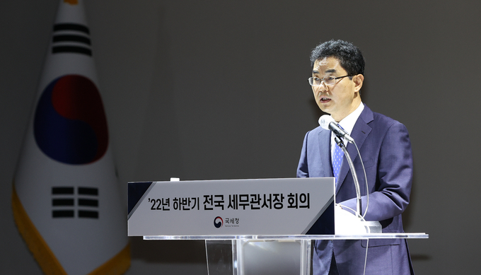 김창기 국세청장이 전국세무관서장회의 당부의 말을 통해 국세행정 운영방안을 밝히고 있다.(사진=국세청)
