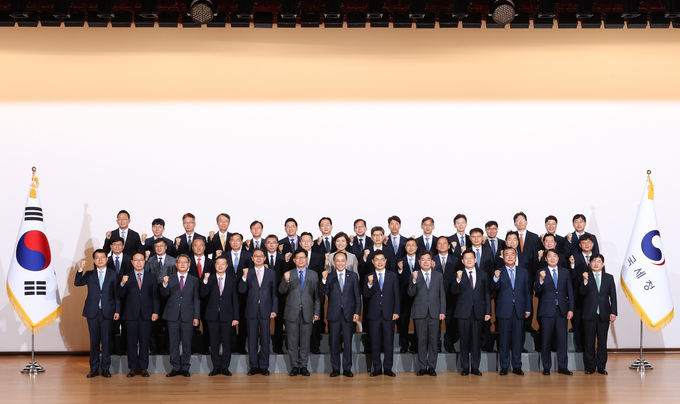 추경호 부총리 겸 기획재정부장관(앞줄 왼쪽 일곱번째), 김창기 국세청장(앞줄 왼쪽 여덟번째) 등 참석자들이 기념촬영하고 있다.(사진=국세청)