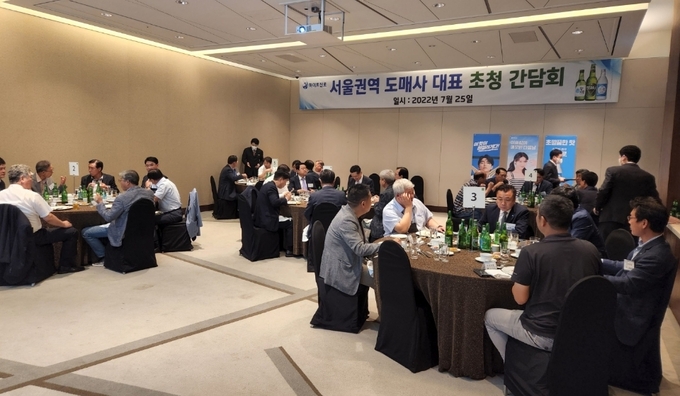 서울주류협회 임원진과 하이트진로 임원진은 지난 25일 63컨벤션센터에서 간담회를 가졌다<사진=서울협회>.