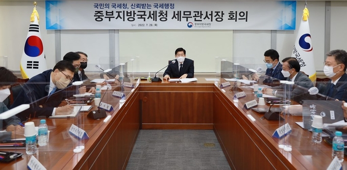 김진현 중부지방국세청장이 28일 하반기 세무관서장회의를 주재한 가운데, 관리자들에게 당부의 말을 전하고 있다.