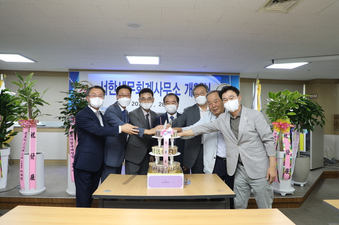 <왼쪽부터>임진정 광주청 성실납세지원국장, 나종선 서광주서장, 서한도 세무사, 박철홍 (주)보광종합건설 회장, 양홍선 세무사, 최재훈 (주)남화토건 부회장, 정순오 광주지방세무사회 부회장 등이 케익 커팅을 하며 기념촬영을 하고 있다.