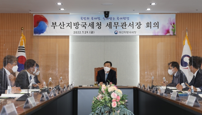 노정석 부산청장이 세무관서장회의에서 당부사항을 전달하고 있다. 