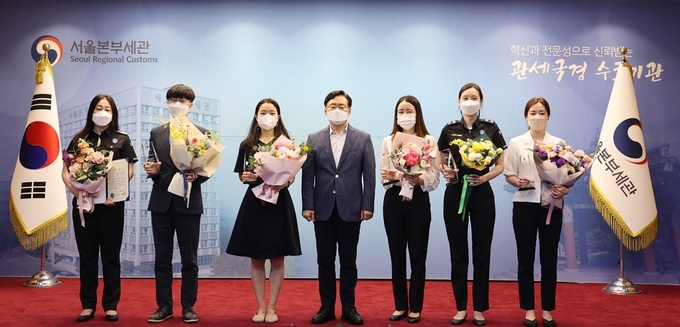 성태곤 서울본부세관장(가운데)이 7월 으뜸이로 선정된 직원들과 기념촬영을 하고 있다.<사진 왼쪽부터 윤은영 주무관(유공자), 안성철 주무관, 김선래 주무관, 성태곤 세관장, 남소영 주무관, 강보경 주무관, 신다희 주무관(으뜸이)>
