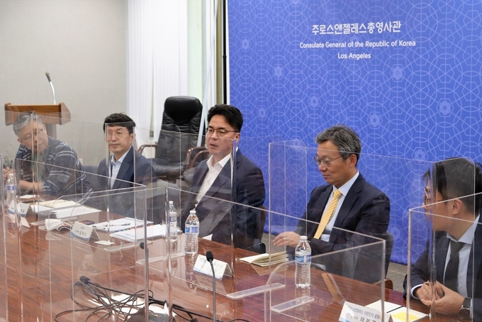 윤태식<왼쪽 세번째> 관세청장이 3일 오후(현지시간) LA 대한민국 총영사관에서 현지 진출 우리기업과 간담회에서 의견을 청취하고 있다.