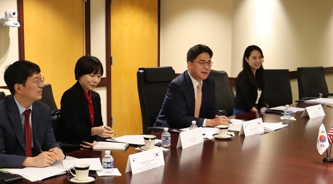 윤태식<왼쪽 세번째> 관세청장은 5일(현지시간) 미국 관세국경보호청 본부에서 제17차 한미 관세청장 회의를 가졌다.